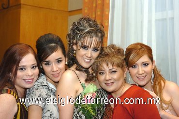 28032008
Brenda Dafne junto a Paola Rodríguez de Herrera, Edna Herrera, Patricia de Herrera y Yoselin Herrera, durante su festejo prenupcial.