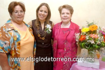 28032008
La novia a lado de sus anfitrionas, Ángeles Santelices y Blanca Salazar.