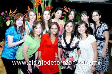 29032008
Las amigas de Selina, la acompañaron muy animadas durante toda la fiesta.