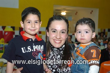 20032008
Carmen Montelongo con sus hijos Patricio y Luis Arturo Ávila en un festejo de cumpleaños.