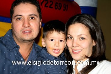 20032008
Gabriel Escalera Verano en su segundo aniversario de vida, acompañado de sus papás Gabriel Escalera y Sofía de Escalera.
