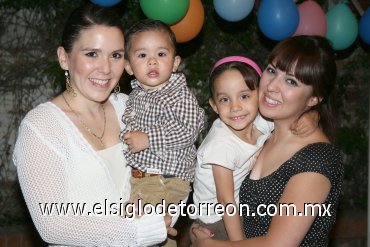 20032008
Rebeca Calderón, Isaac Hernández, Fernanda Rodríguez y Leticia Graciano, en la piñata de Gabriel Escalera.