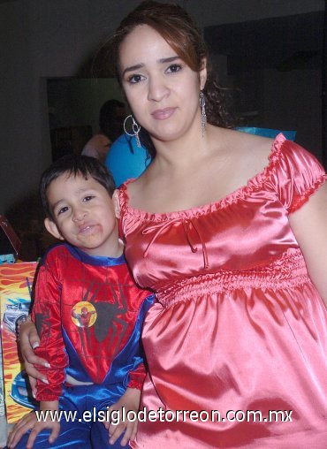 23032008
Chuy a lado de su mamá Lourdes Macías.