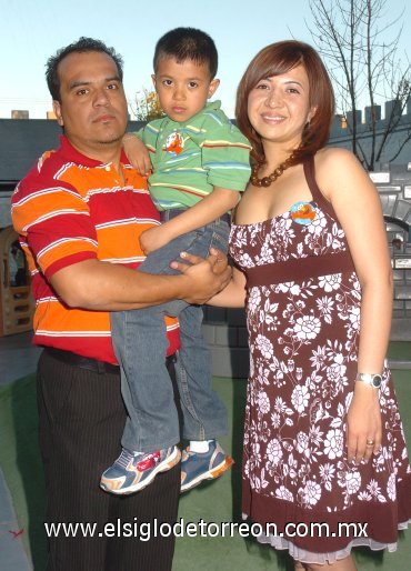 23032008
El pequeño Diego junto a sus papás Jorge Hernández y Claudia Cuéllar de Hernández.