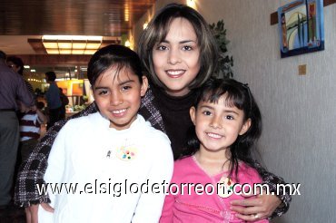 26032008
Cecilia Yadira Maldonado junto a sus hijas, María Fernanda Landeros y Ana Sofía Landeros.