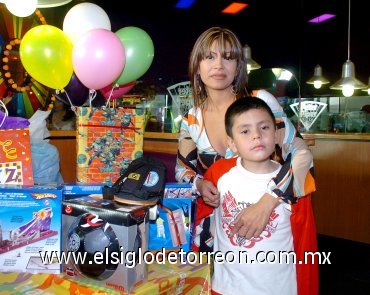 26032008
Omar Emilio Estupiñán de León y su mamá Gabriela de León.