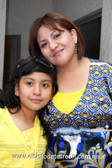 26032008
Tamy Balderas de Canales con su hija Perla Yazmín Canales quien cumplió diez años de edad.
