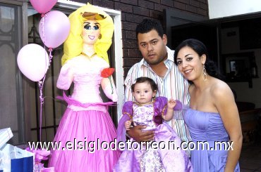 26032008
Victroria Bustos Zamarrón con sus papás Rodolfo Bustos y Valeria de Bustos, durante su fiesta de cumpleaños.