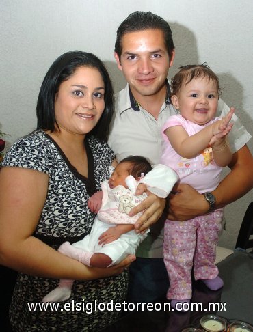 27032008
Gerardo Tinajero y Elisa Morales festejaron a su hija Sofía Tinajero Morales en su primer año de edad, también la acompañó su hermanita Frida.