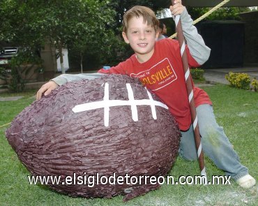 27032008
Humberto Mexsen Juan Marcos, cumplió ocho años de edad y por tal motivo sus papás le organizaron una espléndida fiesta decorada con motivos deportivos.