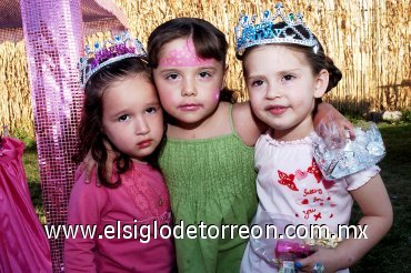 27032008
La pequeña Isabella a lado de sus amiguitas Sofía y Joselin.