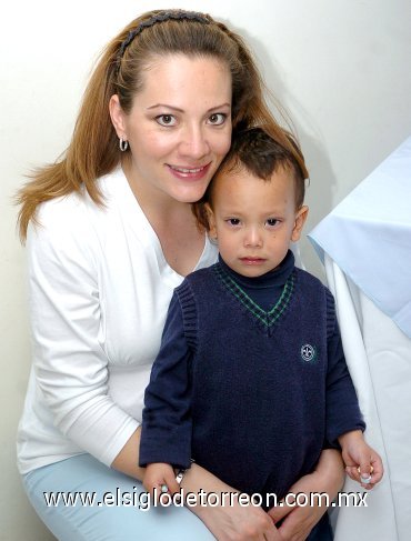 27032008
Lisette Morales con su hijo Alejandro Sotomayor.