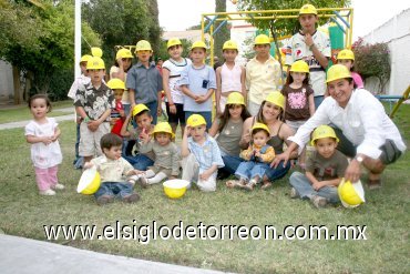 27032008
Primitos y amigos compartieron un rato muy agradable con Ithan, para lo cual usaron cascos parecidos al que porta el personaje infantil Bob el Constructor.
