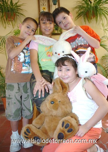 28032008
Axel Becerril, Mónica Lizeth Chávez, María Fernanda Rivera, Andrés Ávalos y los conejitos de Pascua.