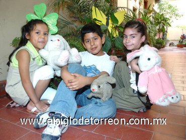 28032008
Jéssica Mata, Luis Hernández y Gabriela Dávila con el conejito de Pascua.