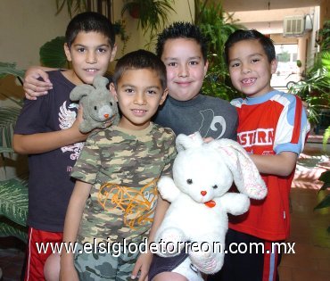 28032008
José Gustavo Reyes, Jesús Eduardo Reyes, Juan Pablo Ávalos y Arturo Ávalos, disfrutaron de la pascua.
