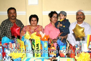 29032008
Lorenzo Medrano y María Concepción Orozco de Medrano, Arturo Granados y Rosa Esparza de Granados acompañaron a su nieto Christopher Medrano Granados en su tercer cumpleaños en el cual disfrutaron de un rico pastel.