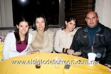 23032008
Lucía de Olivares y Ricardo Olivares junto a sus hijas Carla y Lucía.