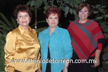 26032008
Elvira Z. de Arredondo y Mercedes P. de Alonso, directora y coordinadora del Quinto Festival de la Rosa, las acompaña Marisa R. de Morales, presidenta de la Federación.