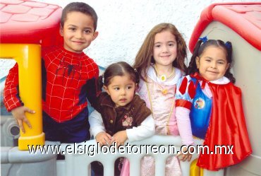 30032008
Bárbara Díaz de León Ortiz, junto a sus primitos Andy, Valentina y Andrea.