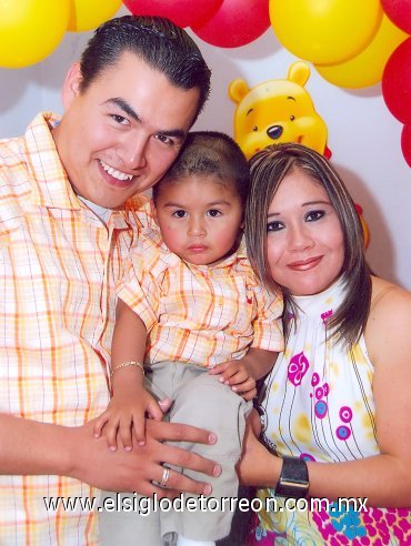 30032008
Jorge Alberto Escalera Meraz y Laura Carvajal Castro con el niño Jorge Emiliano Escalera Carvajal en su fiesta de cumpleñaos por su segundo año de vida.