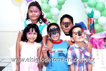 30032008
La pequeña cumpleañera junto a Adriana, Mariana, Adrián y Luis Eduardo.