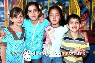30032008
Mari José, Andrea y Santiago Bello, Araceli Rodríguez.