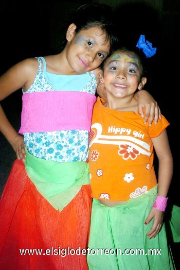 30032008
Mariana Longoria Quiñones y Valeria Rodríguez Olivares en divertido convivio.