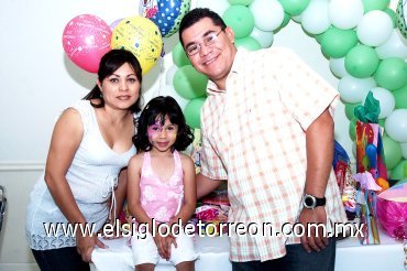 30032008
Marianita acompañada de sus papás Yadira Juárez y César Hernández.