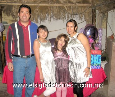 30032008
Paola y Daniela disfrutaron de lo lindo de su fiesta de cumpleaños, las acompañan sus papás David Cabrales y Mayela Hernández de Cabrales.