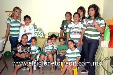 31032008
Ambos hermanos disfrutaron la presencia de todos sus invitados, que llevaban playeras del equipo de futbol local.