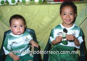 31032008
Ángel y Andrés festejaron sus cumpleaños de forma muy futbolística.