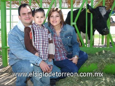 31032008
Pabblo Araluce Cueva junto a sus papás, Eduardo y Laura Araluce.