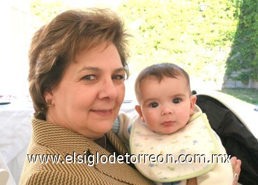 31032008
Susana Sánchez de Jalife con su nieto Daniel Jalife Garza-Tijerina.