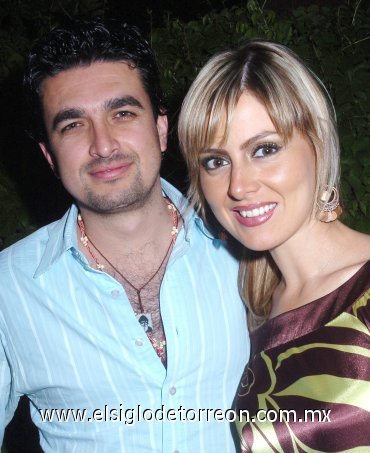 31032008
Alberto Rosales y Karla Zúñiga disfrutaron de una despedida de solteros.