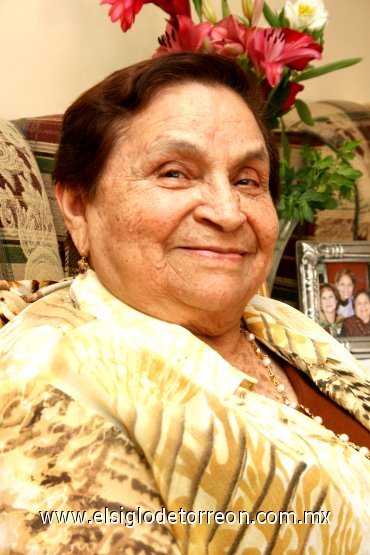 31032008
La señora Gloria Polendo celebró su onomástico con una fiesta familiar.