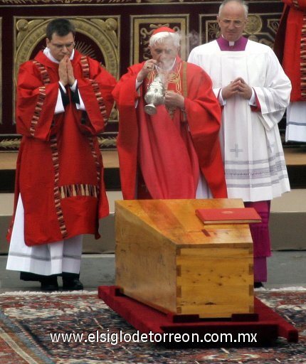 La inhumación se hizó ante unos pocos cardenales  entre ellos Benedicto XVI.