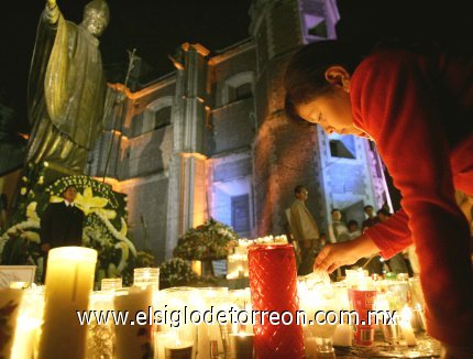 Fue Monseñor Leonardo Sandri quien hizo el anuncio mientras leía el Rosario en la Plaza de San Pedro a los feligreses, que reaccionaron en silencio y con enorme conmoción. Despues el secretario de Estado vaticano, Angelo Sodano, entonó en la Plaza el canto fúnebre 'de profundis' dedicado al Santo Padre.