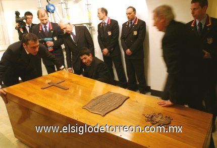 La última aparición pública de Juan Pablo II fue el 30 de marzo de 2005, cuando se asomó a la ventana de sus aposentos para bendecir a los fieles. Aquel día las personas que se congregaban en la Plaza de San Pedro de Roma pudieron ver al Papa muy deteriorado. Intentó hablar, pero no lo consiguió.