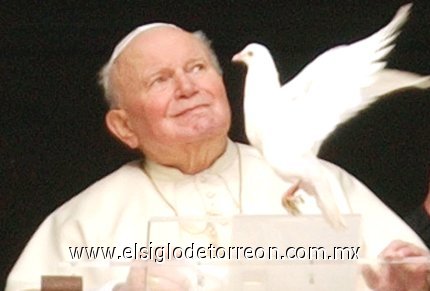 Riéndose, el Santo Padre se mostró determinado a hacer volar a los blancos símbolos de la paz. Él mismo tomó, sonriendo, una de las palomas, mientras un asistente le ayudaba a poner en libertad a la otra. Las aves, que hicieron reír a los asistentes y al Papa, sobrevolaron brevemente la Plaza San Pedro... para finalmente regresar al estudio papal.