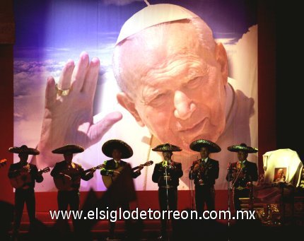 Unos mariachis durante el último adiós al Papa Juan Pablo II en la Basílica de Guadalupe.