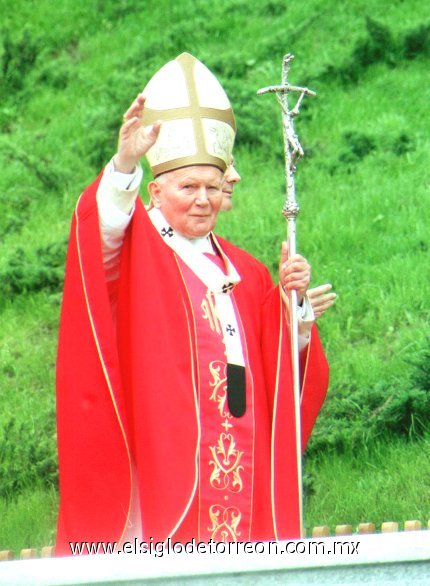 Durante su pontificado, el Papa Juan Pablo II viajó un total de un millón 247 mil 613 kilómetros, ó 3.24 veces la distancia de la Tierra a la Luna, en viajes papales dentro y fuera de Italia.