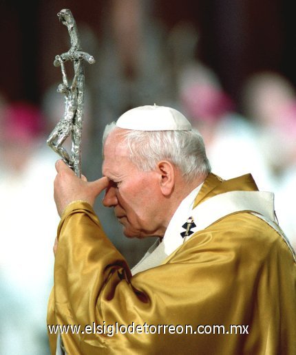 En agosto del 2002, viajó a su tierra natal Polonia, donde realizó una misa en Cracovia ante más de dos millones de fieles; siendo hasta el momento la más grande de la historia.