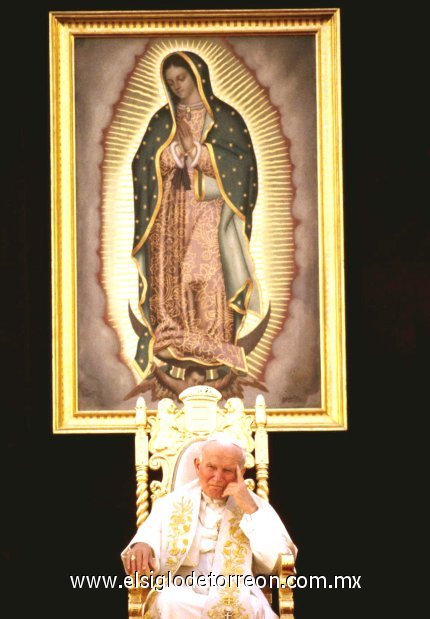 La última visita estuvo marcada por su ya deteriorado estado de salud y una excesiva comercialización de la imagen papal, sobre todo por las televisoras, que explotaron hasta el cansancio el fervor religioso de un pueblo que vivía, a veces con dolor propio, la ya frágil figura de un Papa anciano y enfermo.