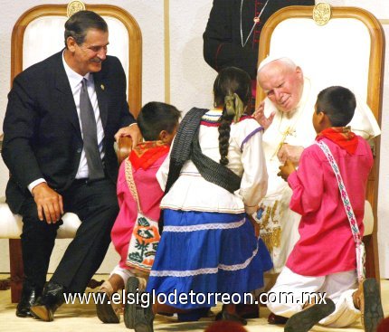 El Papa realizó su última visita a México el 31 de julio de 2002, para canonizar a Juan Diego, y un día después, el primero de agosto, beatificar a dos indios cajonos de Oaxaca. Fue la primera ocasión en que fue recibido por un presidente no priísta, Vicente Fox declaradamente católico.