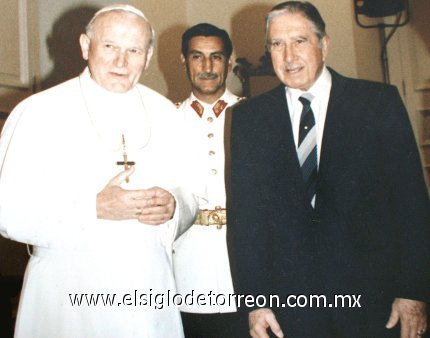 Una de las fotos más recordadas y controvertidas de la visita del Papa a Chile es la que retrata a Juan Pablo II junto general Augusto Pinochet en el balcón de La Moneda, frente a una multitud de gente que los esperaba en la Plaza de la Constitución. El hecho no simpatizó nada al círculo cercano al Pontífice, que tuvo que escuchar durante un buen tiempo cómo muchos medios europeos acusaban al Papa de legitimar el régimen represivo chileno.