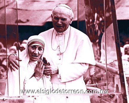 La Madre Teresa, el referente cristiano del siglo XX, murió el 5 de septiembre de 1997 en Calcuta en olor de santidad. El Papa Juan Pablo II, que se enorgullecía de ser amigo personal de la Madre, le dedicó el rezo del Angelus en la plaza de San Pedro del Vaticano ante miles de fieles: 'Sigue viva en mi memoria su diminuta figura, doblada por una existencia transcurrida al servicio de los más pobres entre los pobres, pero siempre cargada de una inagotable energía interior: la energía del amor de Cristo.'