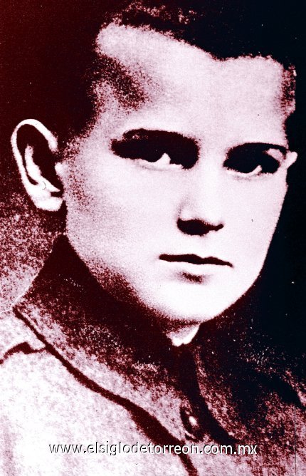 Karol Józef Wojtyla, conocido como Juan Pablo II desde su elección al papado en octubre de 1978, nació en Wadowice, una pequeña ciudad a 50 kms. de Cracovia, el 18 de mayo de 1920. Era el segundo de los dos hijos de Karol Wojtyla y Emilia Kaczorowska. Su madre falleció en 1929. Su hermano mayor Edmund (médico) murió en 1932 y su padre (suboficial del ejército) en 1941.