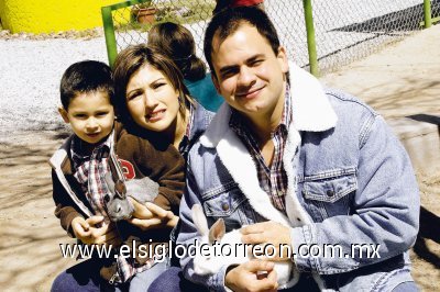 ¡Ya tiene 4!
EL festejado junto a sus papás Laura Cueva y Eduardo Araluce.