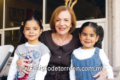 Sory Issa, Vicky Dabdou de Babún y Yemile Issa.